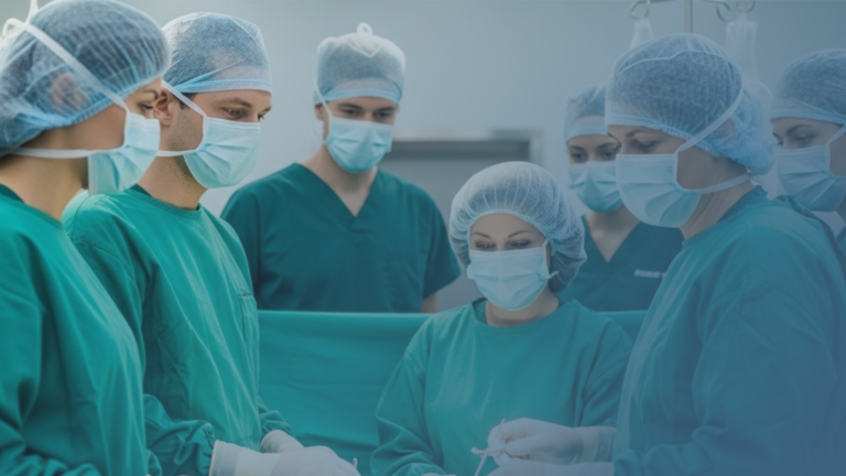 Equipe médica realizando uma cirurgia em ambiente hospitalar, representando procedimentos como a cirurgia bariátrica.